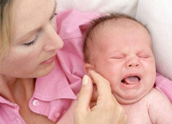 trẻ sơ sinh thở khò khè